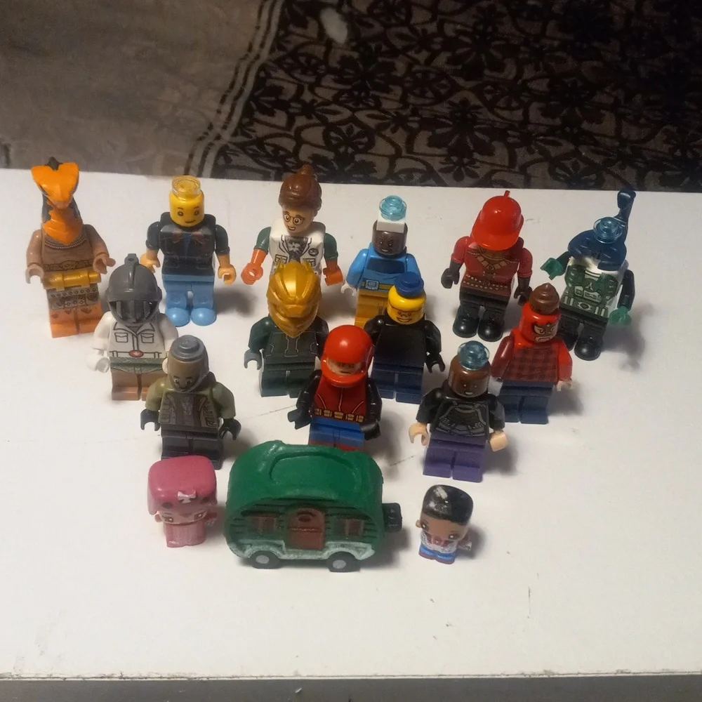 Lego lot 12 This lot has 16 items . It has 15 mini lego people and 1 tow camper
